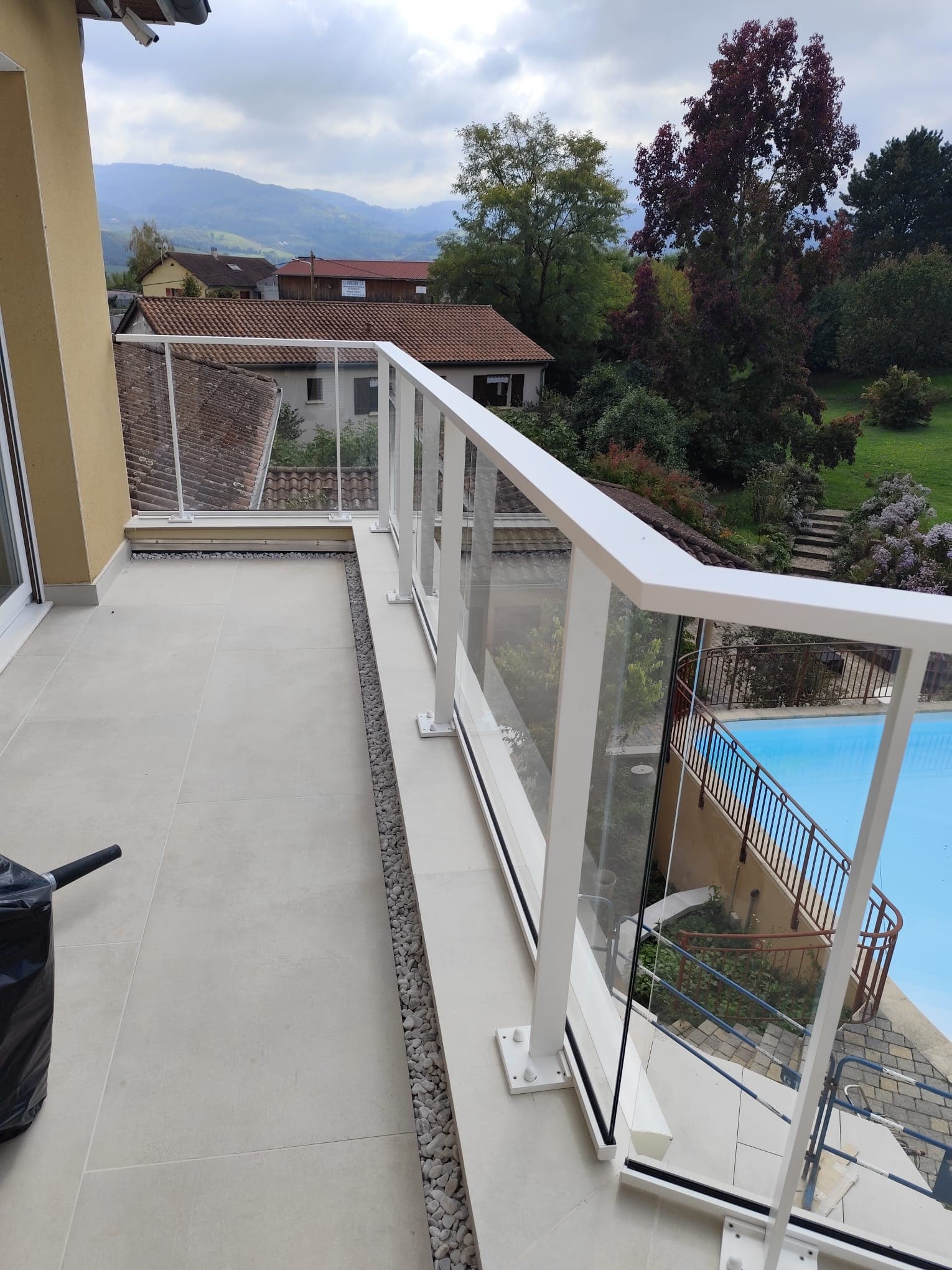 Garde-corps vitré aluminium MAC Metal, terrasse avec vue
